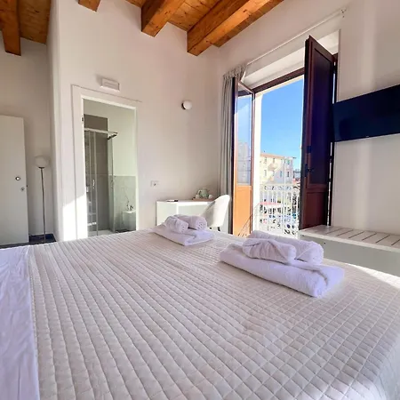 Bed & Breakfast Piazza D'armi - 3 Sorrisi 3*